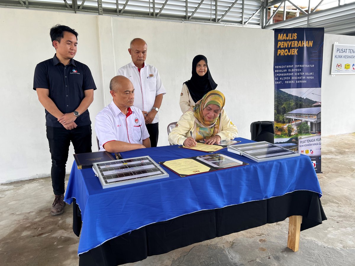 JKRElektrik's tweet photo. MAJLIS PENYERAHAN PROJEK
25 OGOS 2022
1.Menaiktaraf Infrastruktur Bekalan Elektrik (Pemasangan Sistem Solar) Di Klinik Kesihatan Nanga Gaat, Negeri Sarawak
2.Menaiktaraf Infrastruktur Bekalan Elektrik (Pemasangan Sistem Solar) Di Klinik Kesihatan Lio Mato, Negeri Sarawak. https://t.co/iNDCSzv9DX