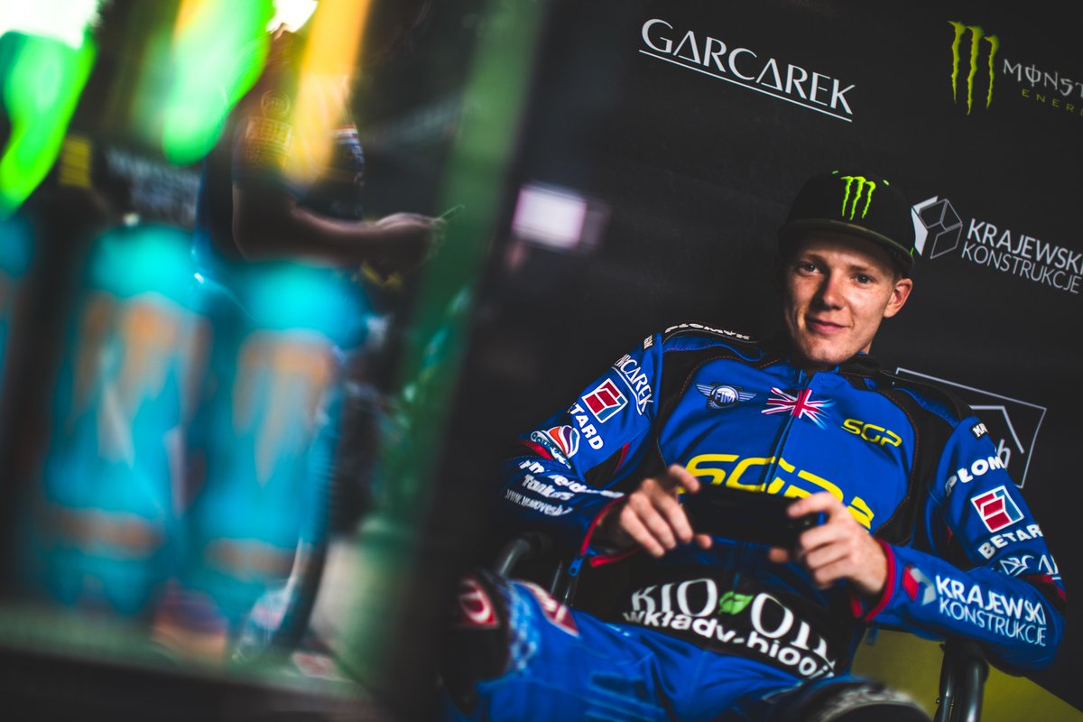 MonsterEnergyPL's tweet photo. Po 2 miesiącach @SpeedwayGP wraca do 🇵🇱 7. runda odbędzie się już jutro we #Wrocław. Przed wyścigami zapraszamy do strefy #MonsterEnergy - przygotowaliśmy dla Was wiele atrakcji!
#WroclawGP #FIMSpeedwayGP #MonsterGirls #RigRiot https://t.co/AvEmD9MksW