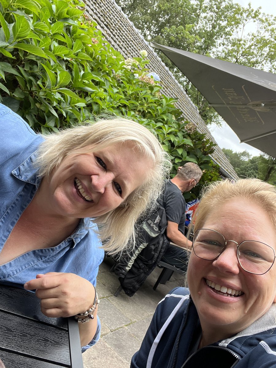 RheaFlohr's tweet photo. Gezellig bijpraten en wandelen in een mooie omgeving #kloosternieuwkerk #regteheide met @AdriennedeKock https://t.co/LUb2dFWnNJ