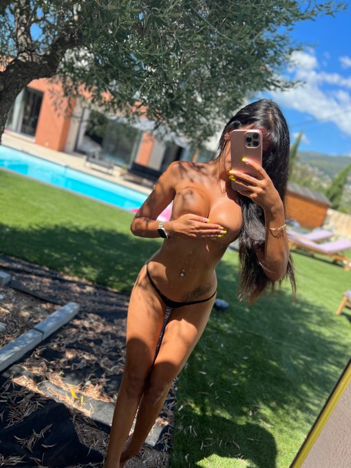 Si je fais une pool party chez moi, y a qui qui vient ? ?

(Ps: oui je sais  le gazon est pas encore