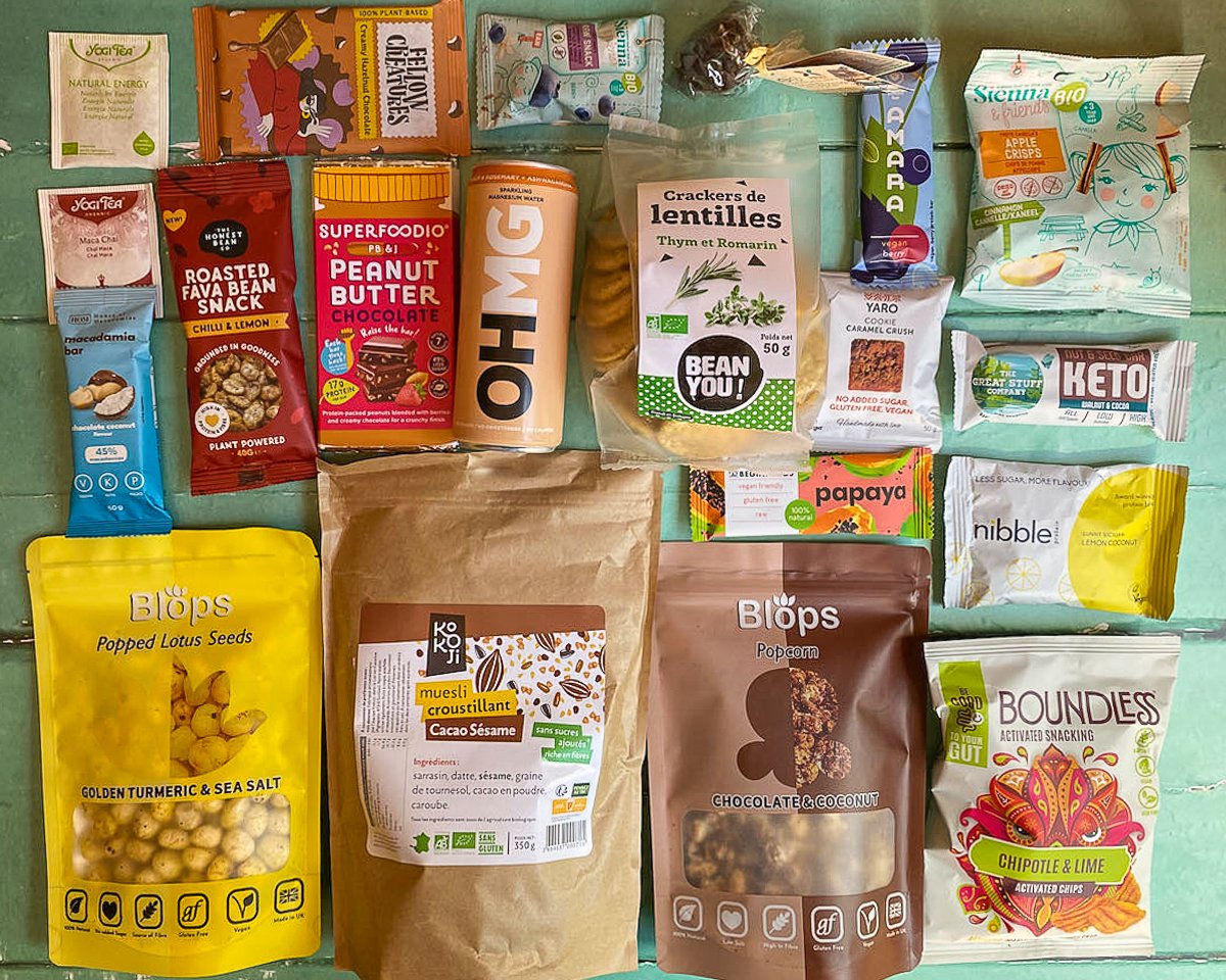 TreatTrunk's tweet photo. Our Jawdropping July box was jam packed with this joyous selection of summer nibbles ๐
@eatboundless
@snackinnovation
@BeanHonest
@superfoodio
@HNINAGourmet
@nibbleprotein
@yogiteaeurope
@OhmgWater
#veganfooddelivery #ukvegans #healthsnack #selfcarebox #boxsnack #healthy https://t.co/S239wHW062