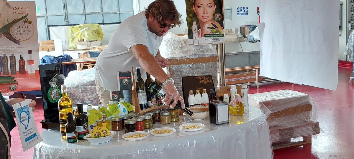 VisitMartano's tweet photo. 25/8/22 - Laboratori ed itinerari con i turisti - 
PT.1 Racconto della tradizione Salentina e Martanese dell'ulivo e degustazione dell'olio con visita dell'azienda presso Azienda Agricola Coricciati 🫒
#oliodoliva #olioextraverginedioliva #degustazioneolio  #weareinpuglia https://t.co/yDH3X7ebCZ