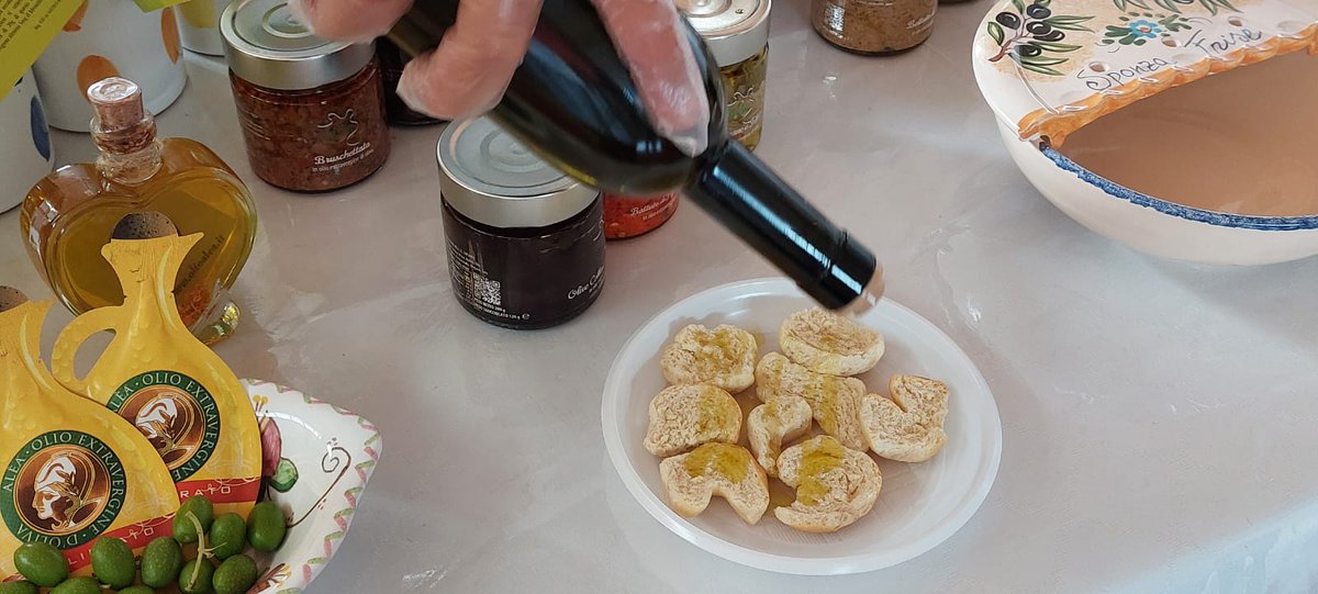 VisitMartano's tweet photo. 25/8/22 - Laboratori ed itinerari con i turisti - 
PT.1 Racconto della tradizione Salentina e Martanese dell'ulivo e degustazione dell'olio con visita dell'azienda presso Azienda Agricola Coricciati 🫒
#oliodoliva #olioextraverginedioliva #degustazioneolio  #weareinpuglia https://t.co/yDH3X7ebCZ