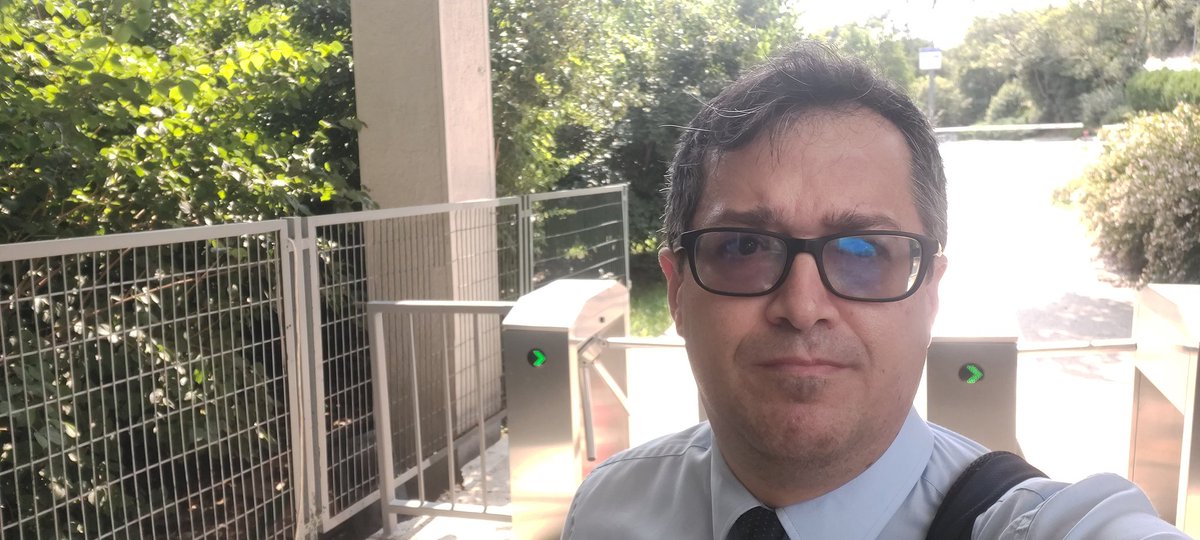 Maalesef mezunu olduğum Boğaziçi Üniversite'sine artık giremiyorum. Kapıya Rektörlük tarafından üniversite girişi yasaklanmış mezunların olduğu bir kara liste bırakılmış. Keyfine göre bir kişi kimin üniversiteye girip giremeyeceğine karar veriyor. Tanıdık geldi mi?