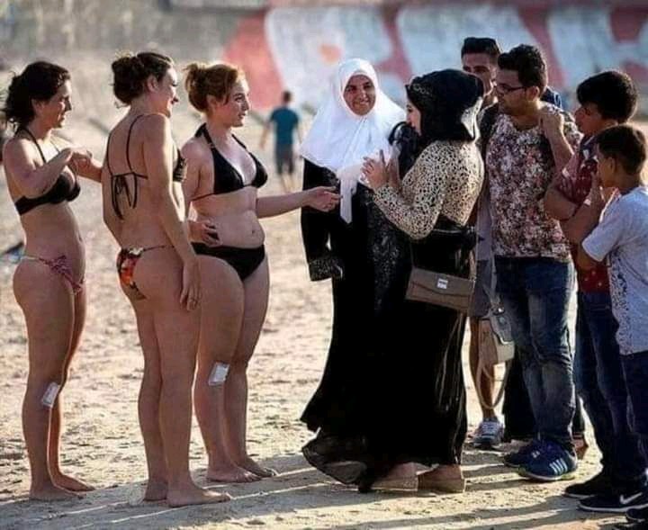 À ceux et celles qui prônent la #haine, et qui n'ont de cesse de clamer qu'#Israël #étatapartheid , c'est pour vous. Photo prise ce matin à la plage de #TelAviv. Ne me remerciez surtout pas.