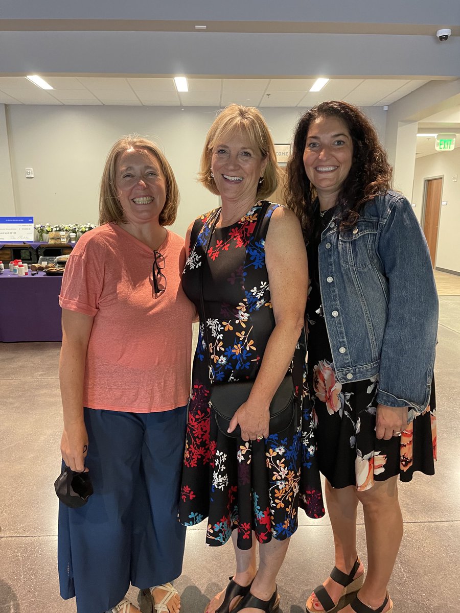 SherwoodElemen2's tweet photo. Tonight our own Joni Goettel was awarded the Edmonds Foundation “Living Legend” award. All 3 principals, family and staff from the past 28 years were there to honor her hard work and dedication to Sherwood! Congrats Mrs. Goettel! https://t.co/sxf7vqN5F7