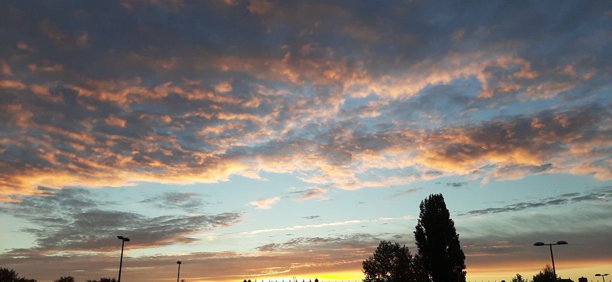P65Drew's tweet photo. @Hudsonweather Lovely Sunrise 6am over Hoyland this morning Andy and Mick https://t.co/E8J9BZNx3U