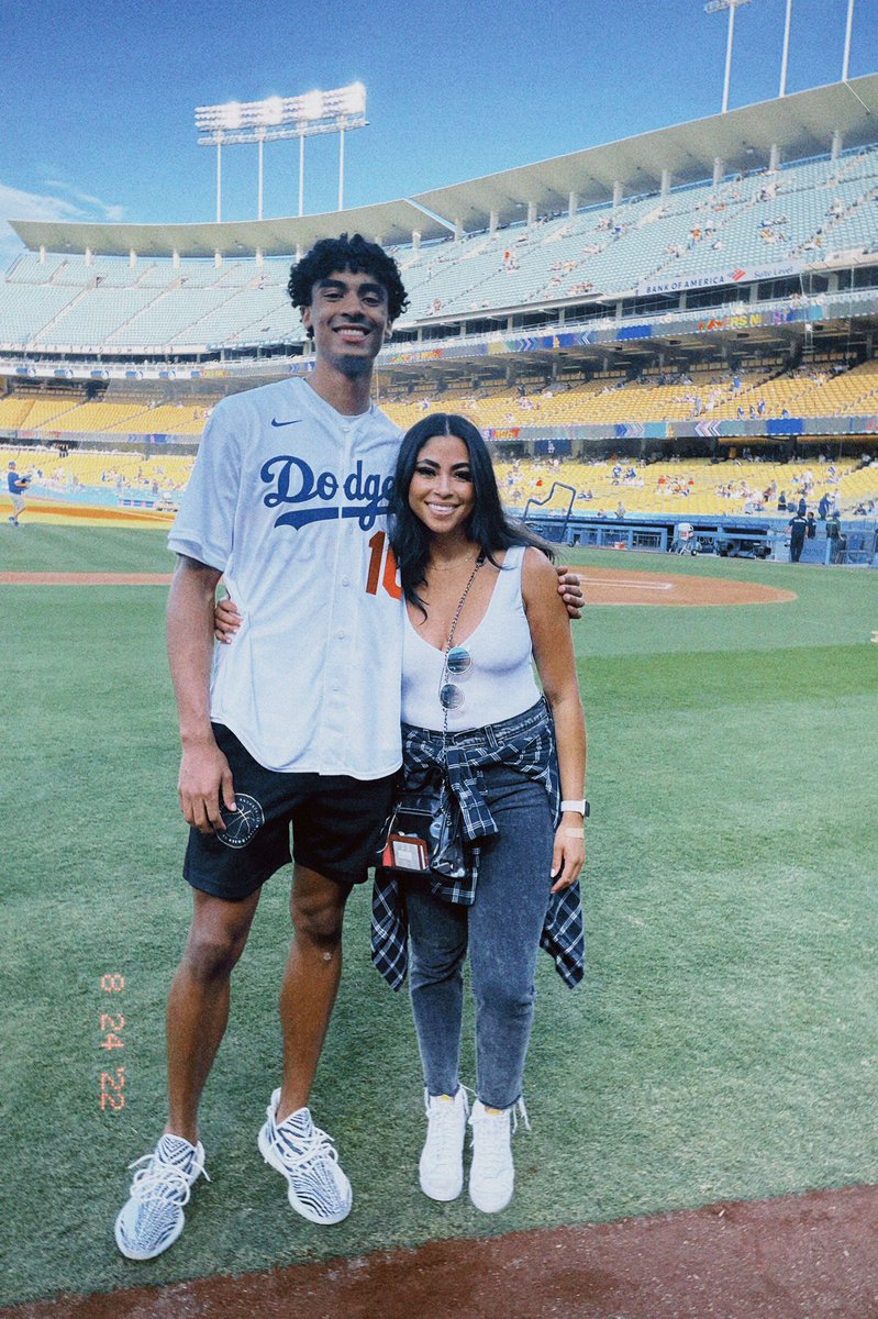 ashlaurennnnc's tweet photo. A night at the ballpark…⚾️💙🤍 #lakersnight https://t.co/higqCbNkLa