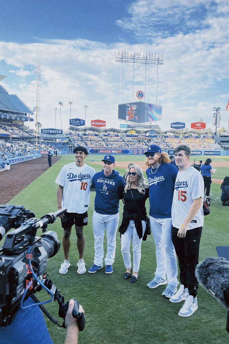 ashlaurennnnc's tweet photo. A night at the ballpark…⚾️💙🤍 #lakersnight https://t.co/higqCbNkLa
