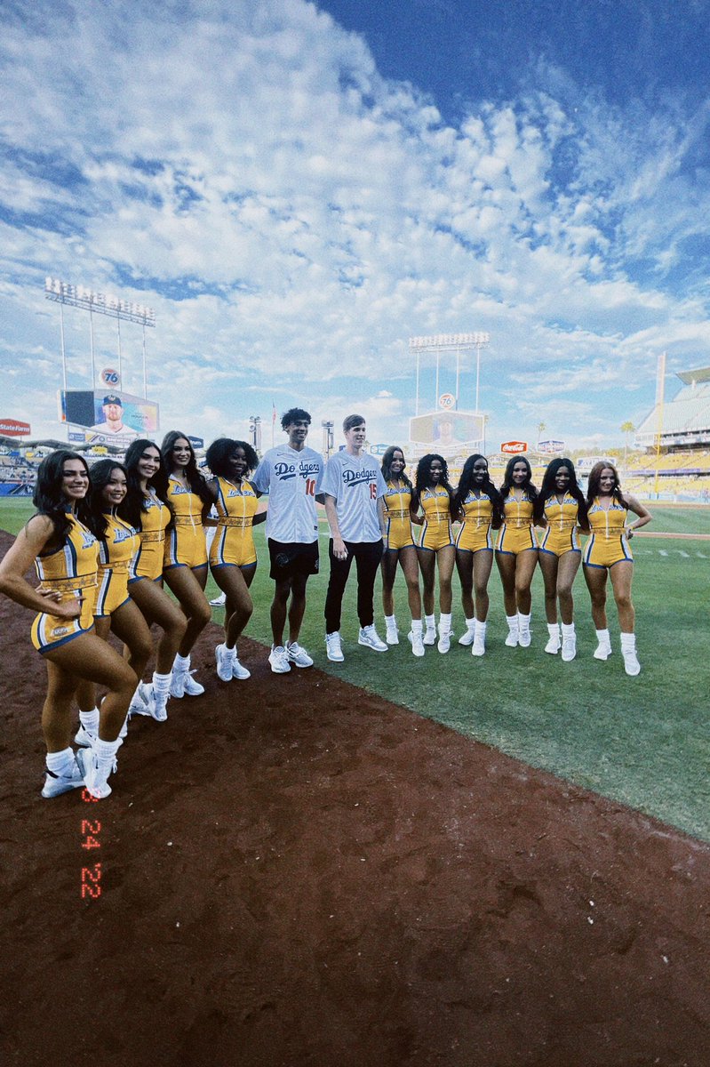 ashlaurennnnc's tweet photo. A night at the ballpark…⚾️💙🤍 #lakersnight https://t.co/higqCbNkLa