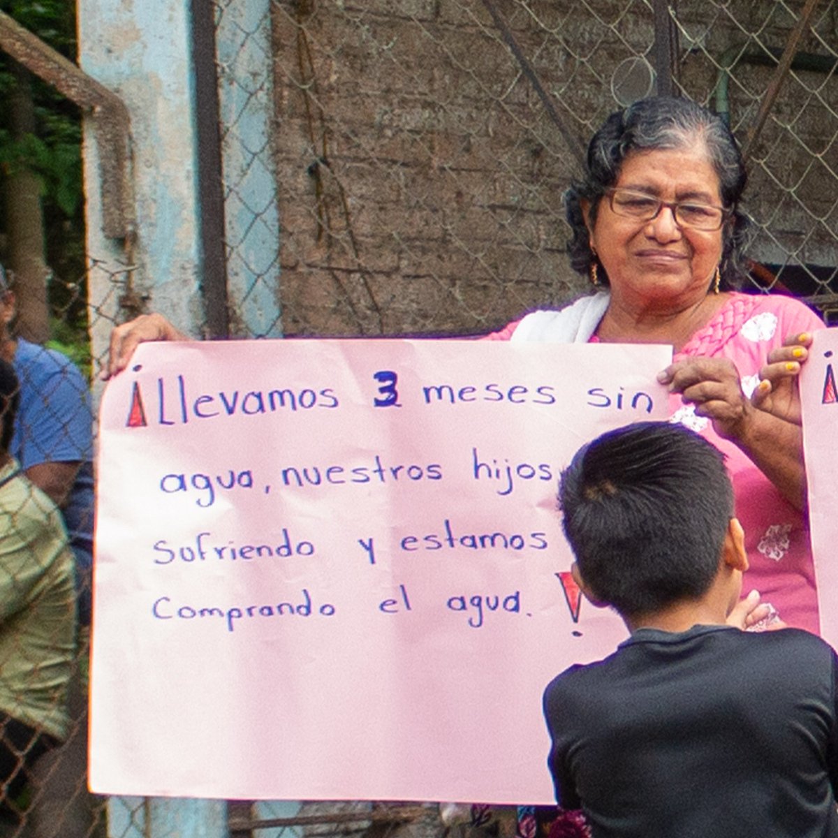 alter_istmo's tweet photo. El delegado del INPI, Juan Pablo Zamora  reprime a Mujeres chinantecas que exigen acceso al agua en el Poblado 1 de   Uxpanapa, les quitó las becas del Programa Alimentario indígena  a sus hijos para evitar más manifestaciones. https://t.co/C4XikYnxZu https://t.co/tRIpE3Ul99