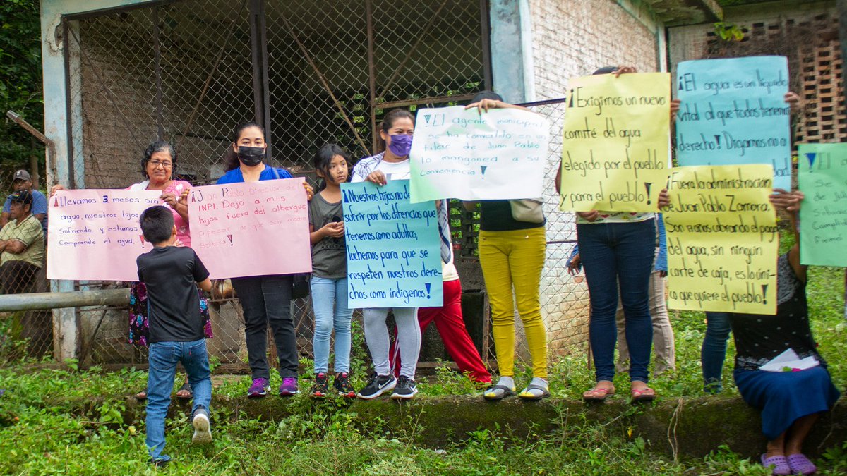 alter_istmo's tweet photo. El delegado del INPI, Juan Pablo Zamora  reprime a Mujeres chinantecas que exigen acceso al agua en el Poblado 1 de   Uxpanapa, les quitó las becas del Programa Alimentario indígena  a sus hijos para evitar más manifestaciones. https://t.co/C4XikYnxZu https://t.co/tRIpE3Ul99
