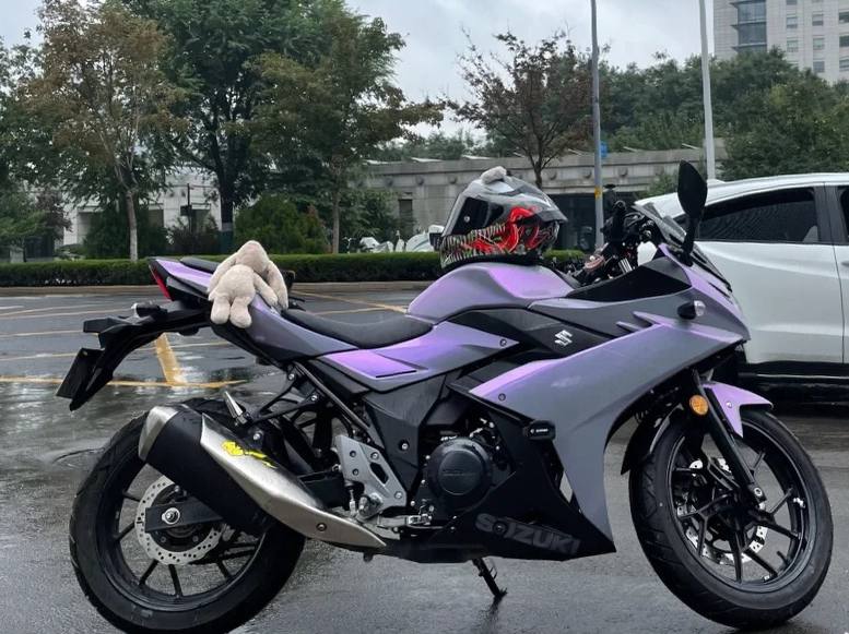 ks7804's tweet photo. 雨の日はゆっくり乗ります。
#スズキGXS
#バイク
#女子バイク
#バイク乗込みと結合したイ https://t.co/E3ybfXj1pm
