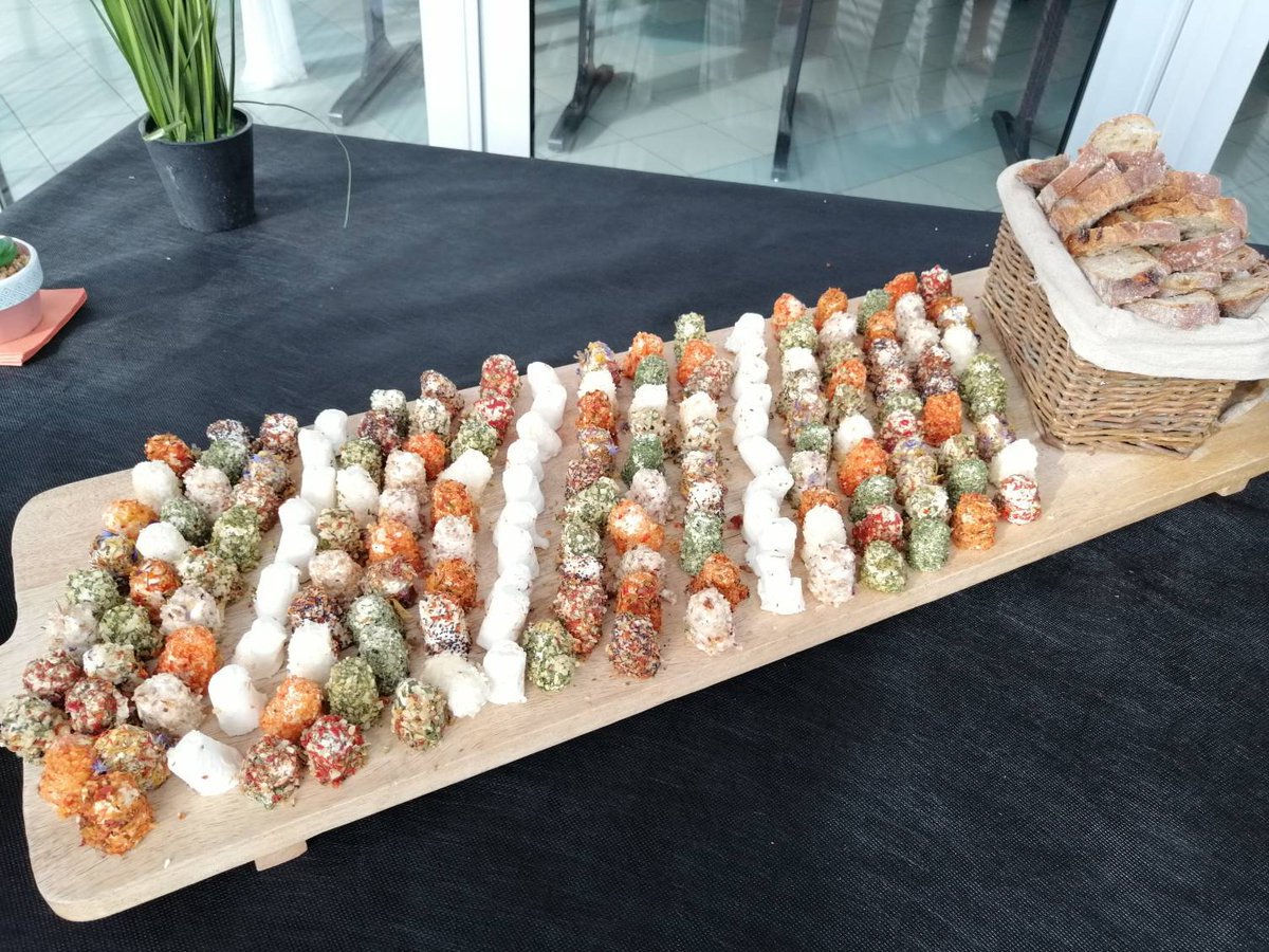 FabreAdeline's tweet photo. Félicitations aux mariés et merci à eux d'avoir mis mes petits fromages au menu!👰🏼‍♀️🤵‍♂️ https://t.co/2iW9WaECQn