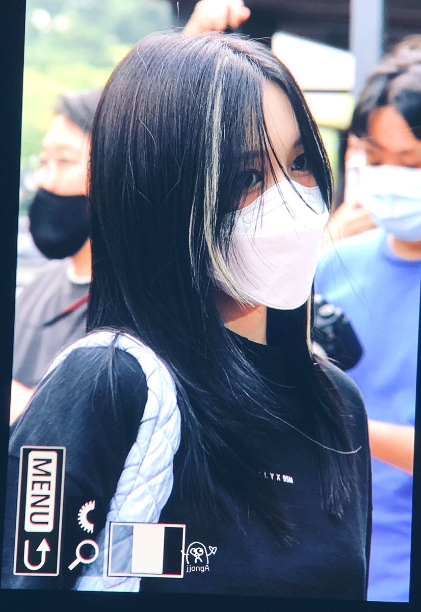 godmitzu's tweet photo. MINA LOOKS SO GOOD WITH HER HIGHLIGHTS https://t.co/CaUM271sgL
