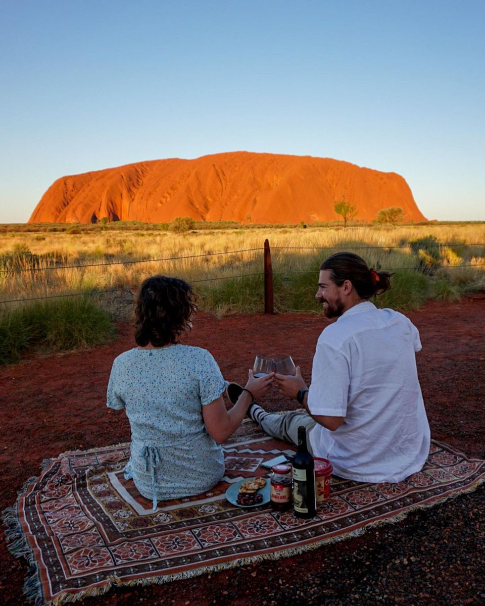 Want to know how to get the best shot of Uluru at sunset? Grab yourself a something to sit on, pack a drink 🥂  and some treats 🧺,  and head on down to the Uluru sunset viewing area with your camera 📸. Make sure you get there early, because the car park can fill up quickly.