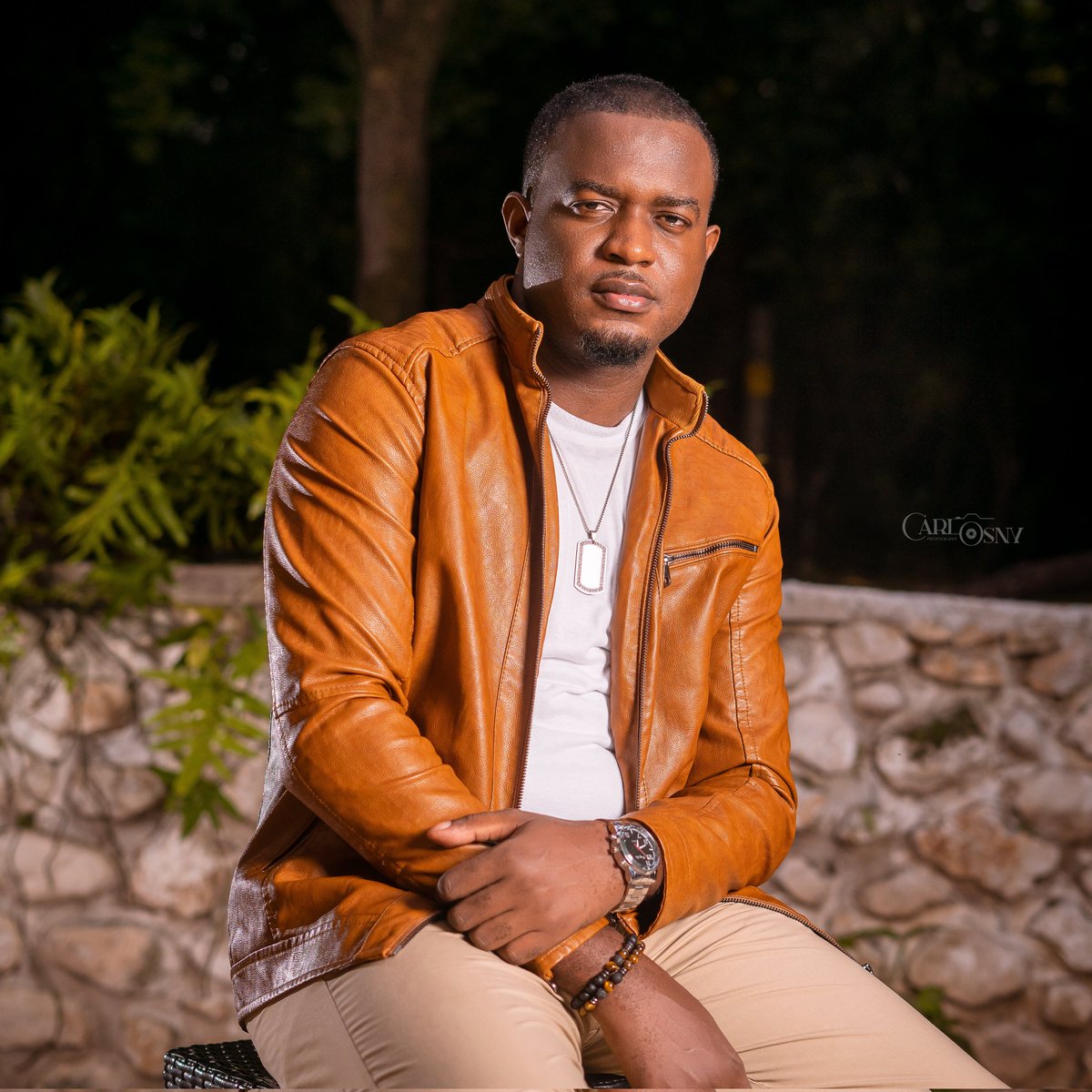 MerlinDensi's tweet photo. "Que tes yeux regardent en face, Et que tes paupières se dirigent devant toi. Considère le chemin par où tu passes, Et que toutes tes voies soient bien réglées;" Proverbes 4 v 25 à 26.
#birthday #Anniversary  #menwithstyle #classic #photography #gentlemanstyle #suit #menwithclass https://t.co/ujW8bx7Irt