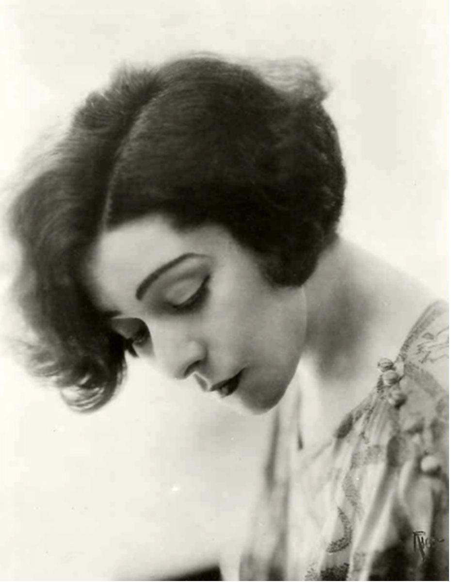 #Nazimova The beauty from Ukraine became a siren of the silent screen in Hollywood. @TurnbullMartin @HarryRosenthal6 @TiptonRoberts @gayle5050 @GetTFVaccinated @ResisterChic @Getyourfoxyback @SteveDDees @inmylife1751 @Indy_Pen_Dent @DirkMcgerkin @michelle_spenc @DCMichaelH @cjb30