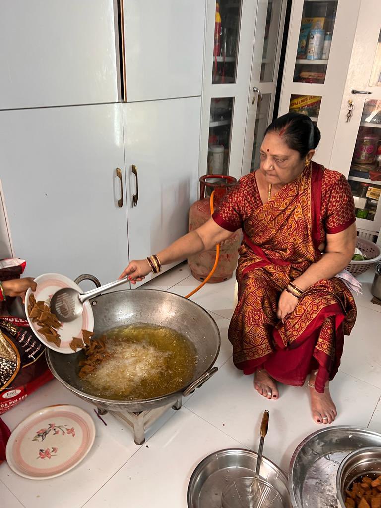 तीजा-पोला की तैयारी। श्रीमती जी ने ठेठरी, खुरमी और चूरमा जैसे पारंपरिक पकवान तैयार कर दिए हैं।

शादी के बाद से ही मैंने उन्हें हर तीज त्योहार पर इतनी ही लगन से पकवान अपने हाथों से बनाते देखा है।
