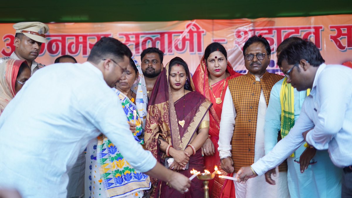 ShashiBJPBihar's tweet photo. #एतिहासिक #शहीदभूपेन्द्रशहादतसमारोह #शहीदभूपेन्द्रशहादतसमारोह 
#कुढ़नीविधानसभामनियारीथानाअमरखपंचायतमधौलगाँव

मशाल की तेज ज्योति,तीन रंग से सुसज्जित लाइट एवं तिरंगे की मनमोहक छटा,शहीद का पूरा परिवार https://t.co/pw0rAXJPC1