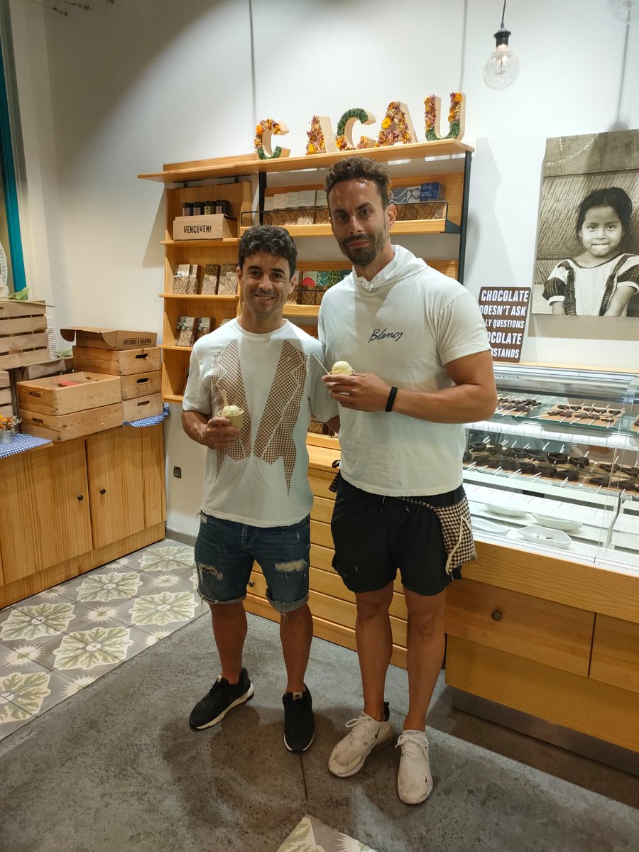 lluiscacau's tweet photo. A tot això,
amb els nervis, no us hem explicat que ahir varen venir la @CollaDelsBlancs de #Granollers a buscar 24k de gelat de #fesol per sopar.
500 persones fotent-se gelat de fesol🤯
Moltes gràcies i bona festa!
No hauríem de pensar-ne alguna a #SantaPau?
@criscapo7 😅 https://t.co/5gAGzLwxLY