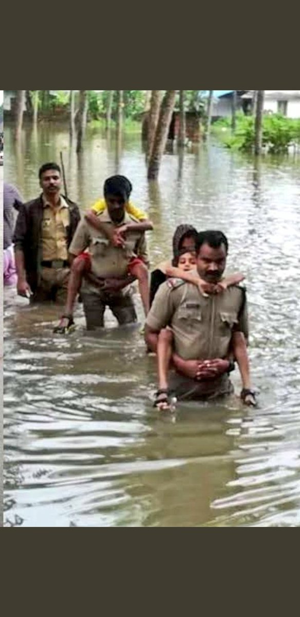 DeepakV29022934's tweet photo. #पुलिस_का_मानवीय_चेहरा 
हम पुलिस वालों के कंधे बड़े मजबूत होते हैं, कई परिवारों का सहारा जो हैं....
#खाकी
@vikassingh218 @jpk_11 @HansrajGurjarR @LaxmanTonk @Avi_857 @Gkandla_ @SURESHC31601757 @B658sgnr @jogi_12 @ChatarCharan @Dchshikha @DeepakV29022934 @AshwiniUpadhyay @URMlLA https://t.co/7Nqa4gAjD9
