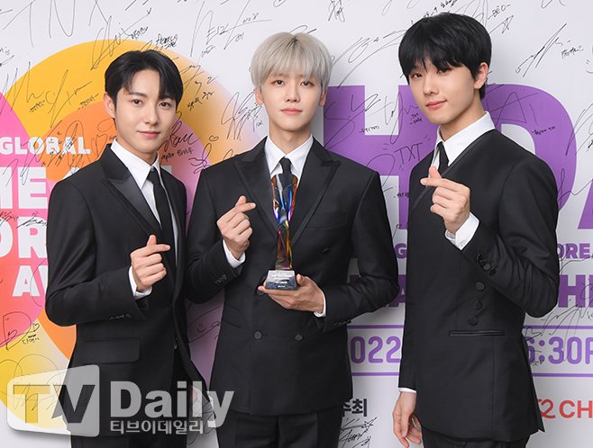NCTDREAMCENTER's tweet photo. 220825 PRESS: Best Artist Awardee, NCT DREAM at 2022 K GLOBAL HEART DREAM AWARDS (HDA)

#JISUNG #JAEMIN #RENJUN
#6rowingUpWith7DREAM
#NCTDREAM @NCTsmtown_DREAM https://t.co/01yYFVrvmw