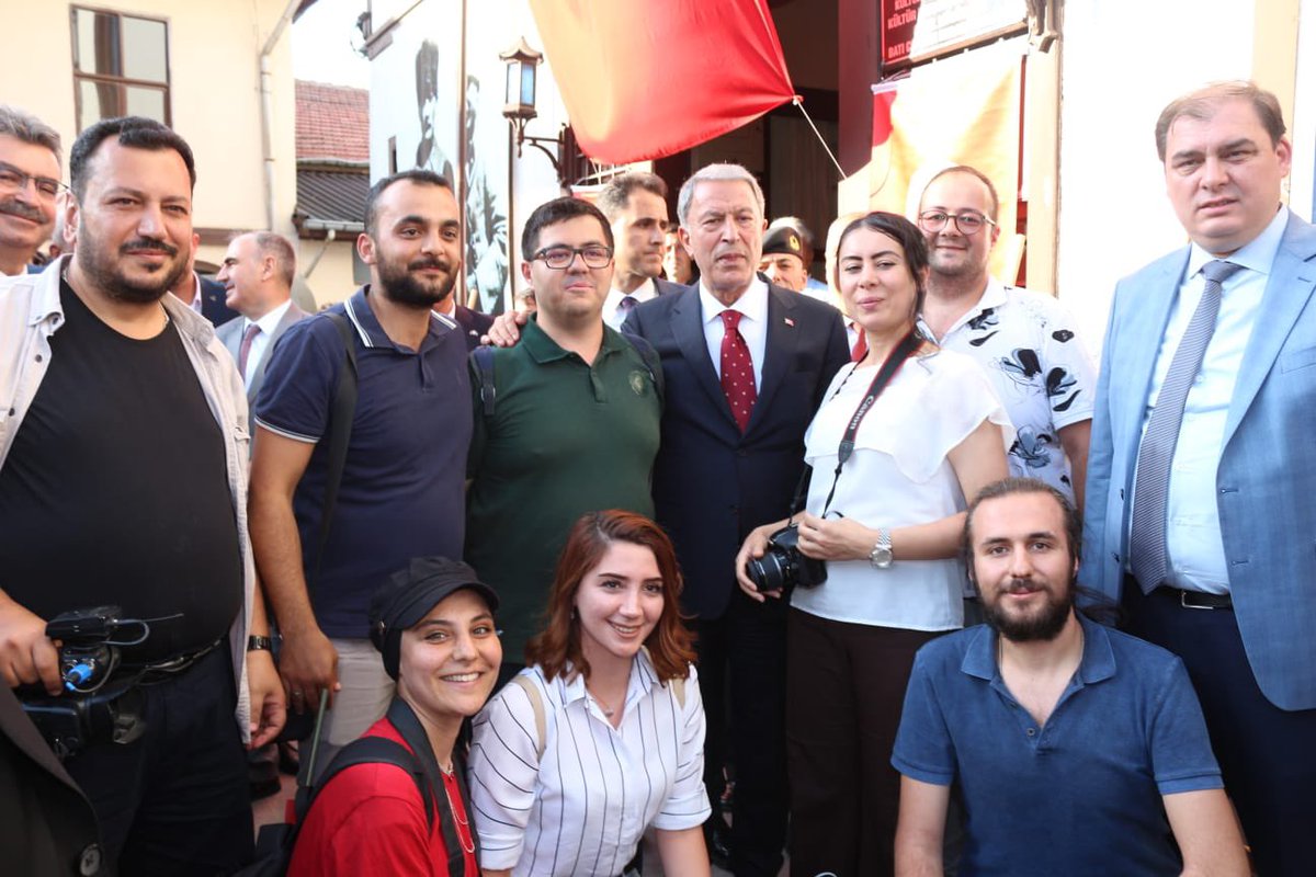 muhdergenel's tweet photo. “Akşehir Milli Mücadele Günü” etkinliklerine katılmak üzere Konya’ya gelen Milli Savunma Bakanı Hulusi Akar  MUHDER ile hatıra fotoğrafı çektirdi. #Konya https://t.co/Tb6wQIwazj