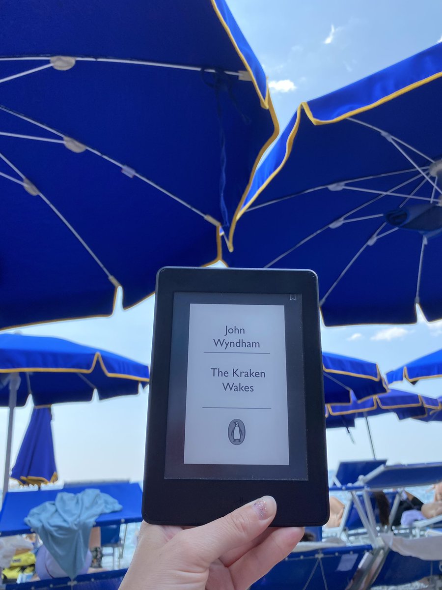 And finally, a spot of Sci-Fi ‘fun’ to pass the sunny hours on the last day in Monterosso. I’m a big fan of Wyndham and this felt worryingly relevant given the current state of the world. #booksonholiday #readingforpleasure #thepowerofbooks 📚 🧵4