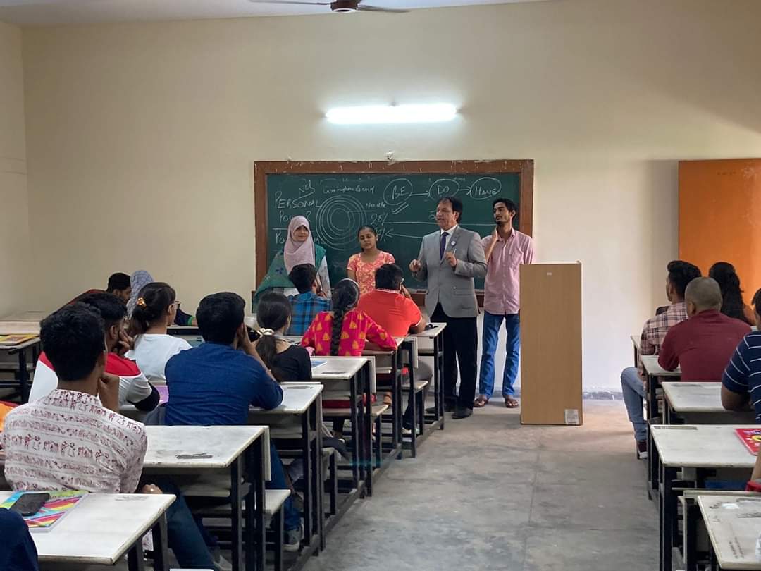 vservacademy's tweet photo. Student Orientation session conducted by Dr.Sudhir Gaur in Kanpur at CSJMU .

An expert Lecture on "From Confusion to Confidence " was also organised During This Orientation -Training and Recruitment event. 

#Vserv #India #Latest #hardware #networking https://t.co/wDeiFcvBWe
