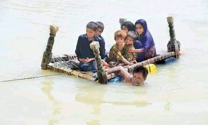 MAhsanYasin2's tweet photo. یہ داغ داغ اجالا یہ شب گزیدہ سحر             
وہ انتظار تھا جس کا یہ وہ سحر تو نہیں       
یہ وہ سحر تو نہیں جس کی آرزو لے کر         
چلے تھے یار کہ مل جائے گی کہیں نہ کہیں     
فلک کے دشت میں تاروں کی آخری منزل        
#سیلاب_متاثرین_بےیارو_مددگار https://t.co/e53pPCvLRb
