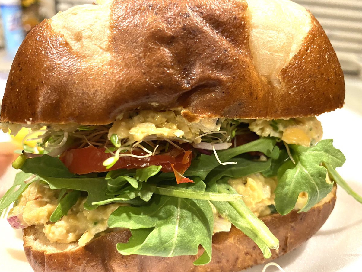 lyfe_diva's tweet photo. Un-Tuna Sammich😊#ChickPeas #Hummus #veganMayo #EBTB #Love #Veggies 🌱🌱 @SugaMama921 https://t.co/IwWx3KQp0G