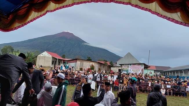 UASAbdulSomad's tweet photo. Di kaki gunung Kerinci Jambi, ada psantren tahfizh Qur'an Al-Kahfi. https://t.co/iFILHIO5vN