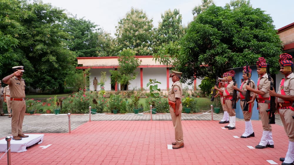 diggorakhpur's tweet photo. आज जनपद महराजगंज में भ्रमण/निरीक्षण कार्यक्रम के दौरान पुलिस लाइन में शुक्रवार परेड की सलामी ली गई तथा पुलिस लाइन की निर्माणाधीन आवासों/बैरीको की गुणवत्ता व पुलिस कार्यालय का निरीक्षण कर पाई गई कमियों को दूर करने व साफ सफाई और बेहतर करने का निर्देश दिया गया। #UPPolice #UPPInNews https://t.co/RuNJfEeYrP