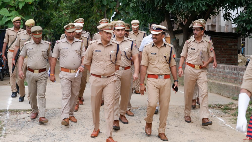 diggorakhpur's tweet photo. आज जनपद महराजगंज में भ्रमण/निरीक्षण कार्यक्रम के दौरान पुलिस लाइन में शुक्रवार परेड की सलामी ली गई तथा पुलिस लाइन की निर्माणाधीन आवासों/बैरीको की गुणवत्ता व पुलिस कार्यालय का निरीक्षण कर पाई गई कमियों को दूर करने व साफ सफाई और बेहतर करने का निर्देश दिया गया। #UPPolice #UPPInNews https://t.co/RuNJfEeYrP