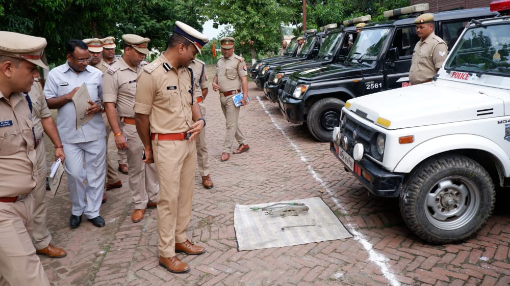 diggorakhpur's tweet photo. आज जनपद महराजगंज में भ्रमण/निरीक्षण कार्यक्रम के दौरान पुलिस लाइन में शुक्रवार परेड की सलामी ली गई तथा पुलिस लाइन की निर्माणाधीन आवासों/बैरीको की गुणवत्ता व पुलिस कार्यालय का निरीक्षण कर पाई गई कमियों को दूर करने व साफ सफाई और बेहतर करने का निर्देश दिया गया। #UPPolice #UPPInNews https://t.co/RuNJfEeYrP