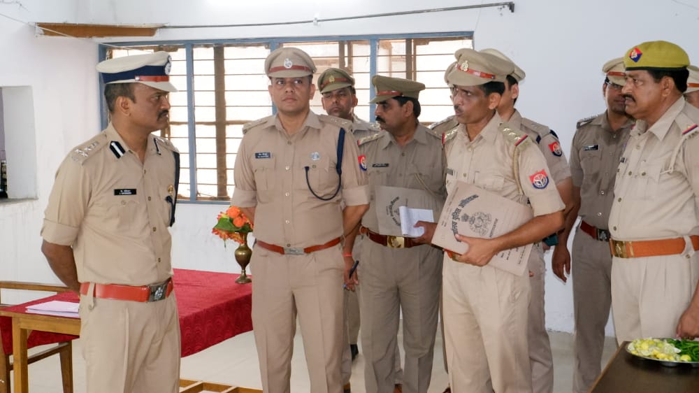 diggorakhpur's tweet photo. आज जनपद महराजगंज में भ्रमण/निरीक्षण कार्यक्रम के दौरान पुलिस लाइन में शुक्रवार परेड की सलामी ली गई तथा पुलिस लाइन की निर्माणाधीन आवासों/बैरीको की गुणवत्ता व पुलिस कार्यालय का निरीक्षण कर पाई गई कमियों को दूर करने व साफ सफाई और बेहतर करने का निर्देश दिया गया। #UPPolice #UPPInNews https://t.co/RuNJfEeYrP