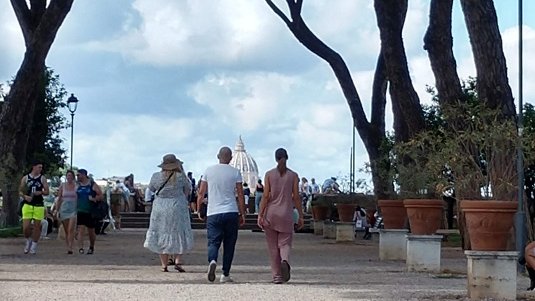 CiaoNico's tweet photo. Zu den besonderen Highlights eines Besuchs in #Rom zählt das Schlüsselloch an der Piazza Cavalieri di Malta auf dem #Aventin – il #buco di #Roma ist ein Muss!👉https://t.co/HA9wHoAqz9 @visit_lazio @tesoridellazio @Turismoromaweb @SonoitaliaInfo https://t.co/il0B5sT372