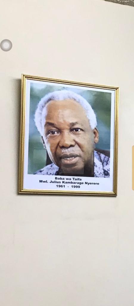 @IAMartin_ @hpolepole @SuluhuSamia 1961 - 1999 Inamanisha Nyerere alikufa akiwa madarakani