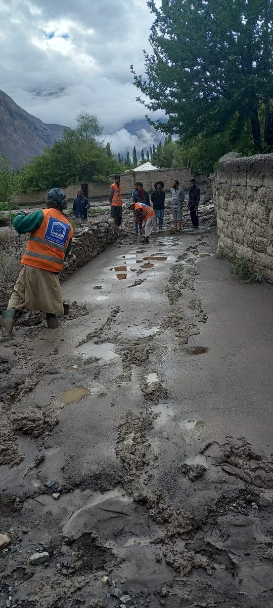 KpAlkhidmat's tweet photo. چترال اپر: الخدمت فاؤنڈیشن کے رضاکار مستوج کوغز سیلاب متاثرین کو گزشتہ 6دنوں سے مسلسل امدادی سامان پہنچا رہے ہیں۔ خشک راشن،خیمے، صاف پانی کی فراہمی کے ساتھ راستوں کی بحالی پر کام جاری رکھے ہوئے ہیں۔
#AlkhidmatFloodRelief #chitralUpper https://t.co/77tyroldj7