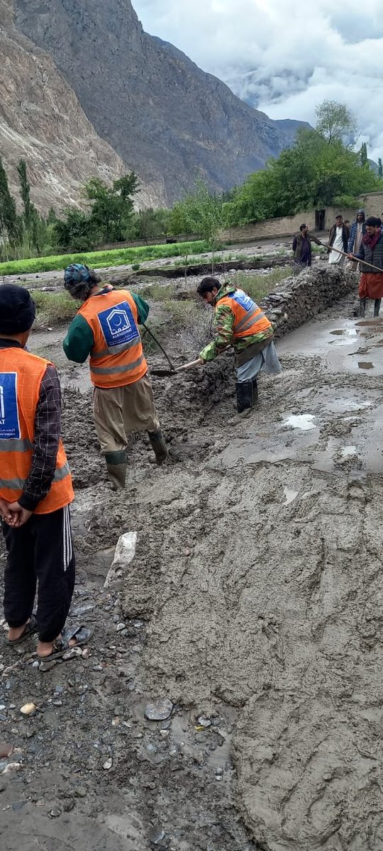 KpAlkhidmat's tweet photo. چترال اپر: الخدمت فاؤنڈیشن کے رضاکار مستوج کوغز سیلاب متاثرین کو گزشتہ 6دنوں سے مسلسل امدادی سامان پہنچا رہے ہیں۔ خشک راشن،خیمے، صاف پانی کی فراہمی کے ساتھ راستوں کی بحالی پر کام جاری رکھے ہوئے ہیں۔
#AlkhidmatFloodRelief #chitralUpper https://t.co/77tyroldj7