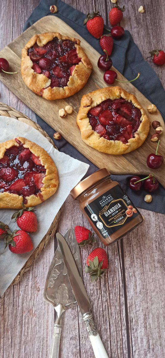 grecoroots's tweet photo. Host a get-together with your #friends and surprise everyone with the most delicious, full of #chocolate ๐ซ, treats! Tart or pizza? ๐ #gianduia #nocciolata #grecoroots #qualitygreekproducts #greekproducts #strawberries #cocoacream #tart #pizza #chocolatelover #pizzanight https://t.co/MvR2mMleis
