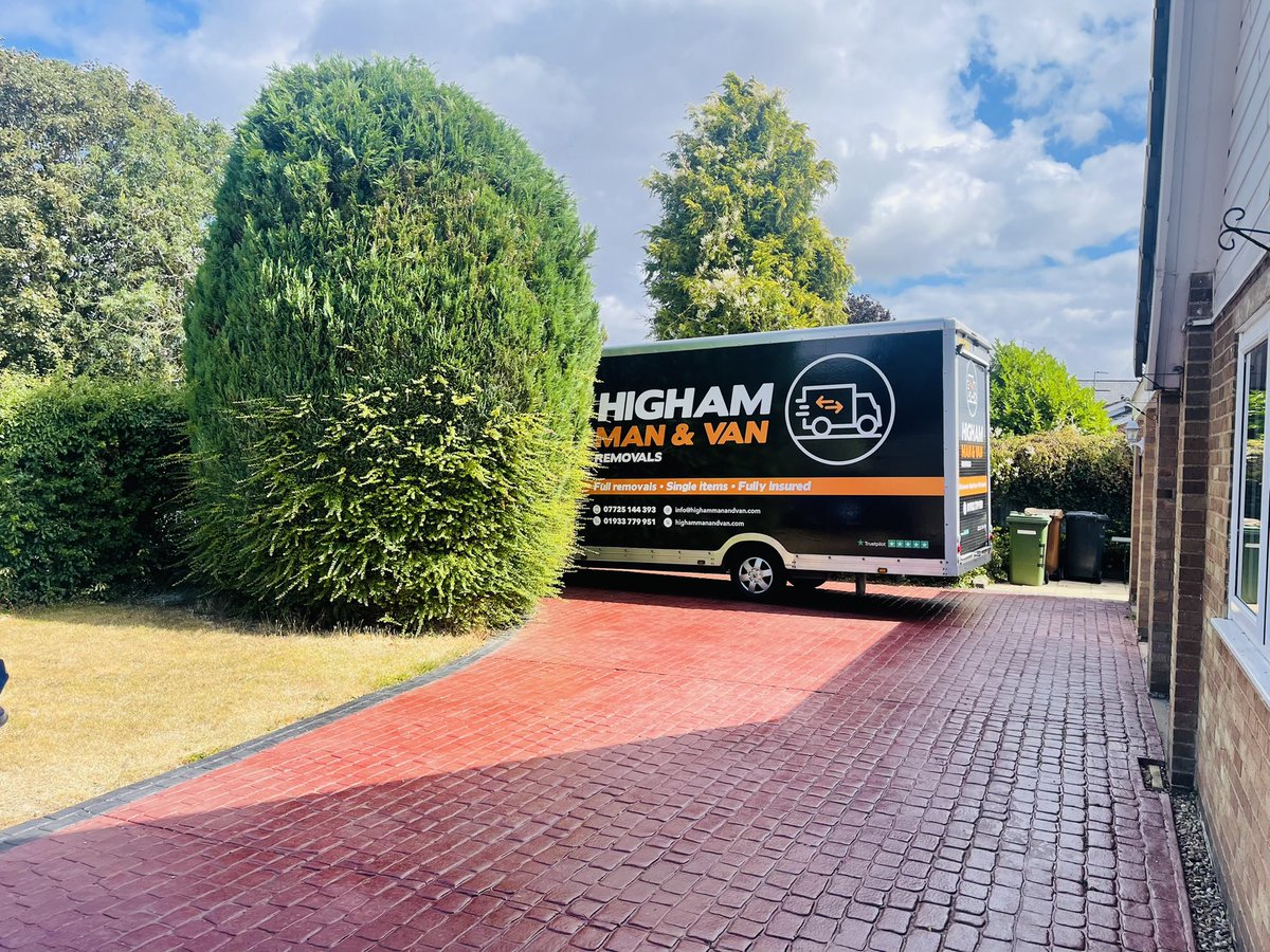 Highammanandvan's tweet photo. Rolling out the red carpet  🛑🏠🛑

Happy Friday 🤘🏻😆

#highammanandvanremovals #redcarpet  #highamferrers #northamptonshire #removals #movinghome #movingoffice #singleitems #fullloads #supportlocal https://t.co/GkOPItI8Ud