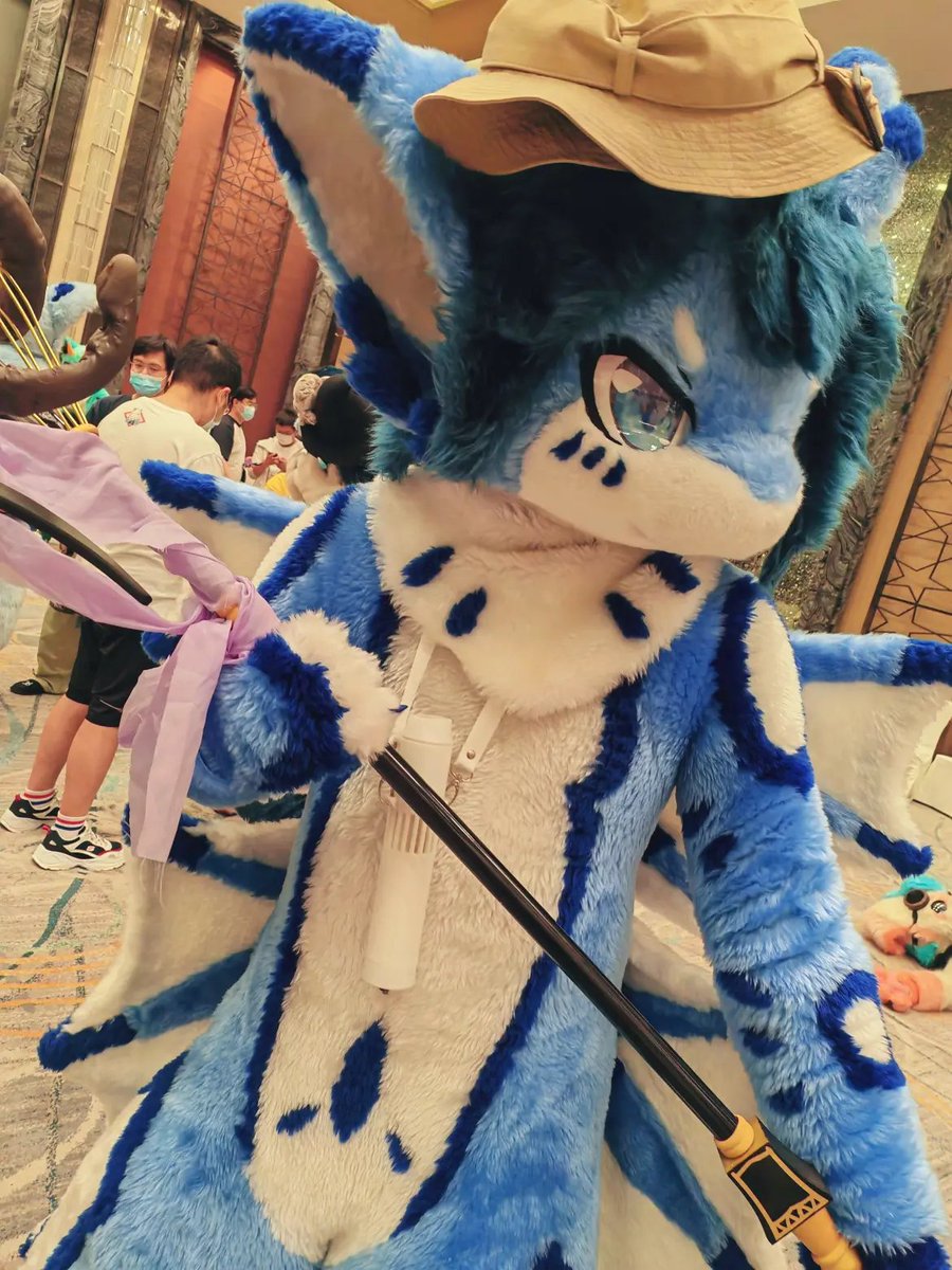 #FursuitFriday
选定之杖啊，赐予光芒！
選定の杖よ、光を！