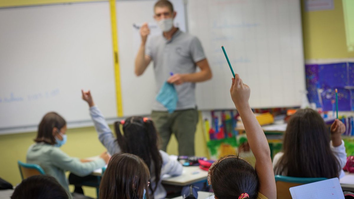 franceinfo's tweet photo. Hausse des salaires des enseignants : le Snuipp FSU "réclame tout de suite 300 euros net par mois pour tous, cela serait un début pour rentrer en discussion"

https://t.co/mNdS1htIZl https://t.co/KWYWc52BGZ