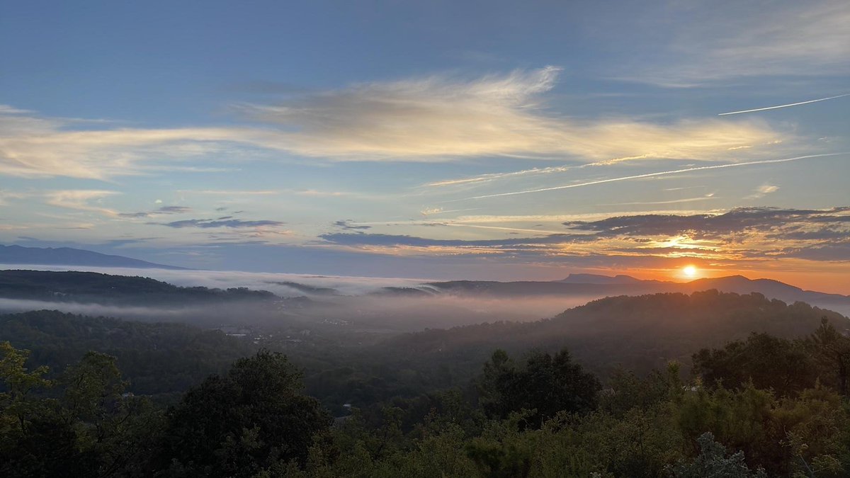 MeteoFrance_SE's tweet photo. ⛅️🤩 Brumes en Provence ce matin
📷 Cadolive (13) - merci pour vos #obsParticipatives😊 https://t.co/vvOS5EWXLD