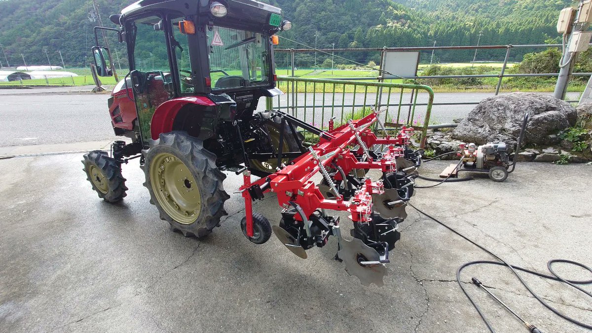 works_ty's tweet photo. 小豆の培土も終わり、新車のYT233Aと中耕ディスクを洗車とグリスアップ。また来年よろしく。
今日もまた、獣害防止柵の扉を猪が派手にぶっ壊してたので修理🤮
#YT233A
#ハイクリトラクター
#Yanmar
#中耕ディスク
#DC301
#KOBASHI https://t.co/NECNhOtGwP