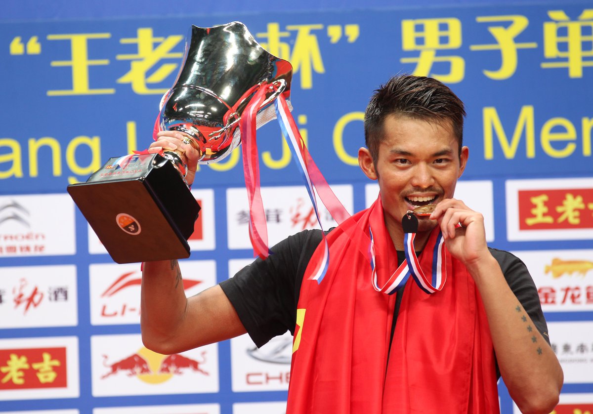 bwfmedia's tweet photo. 💡𝗧𝗥𝗜𝗩𝗜𝗔💡

The last unseeded men's singles semifinalist from China 🇨🇳 in 2⃣0⃣1⃣3⃣ ended up winning the #BWFWorldChampionships.

His name? Lin Dan. 

#Tokyo2022 

📸 @badmintonphoto https://t.co/xjzHIGFmlR