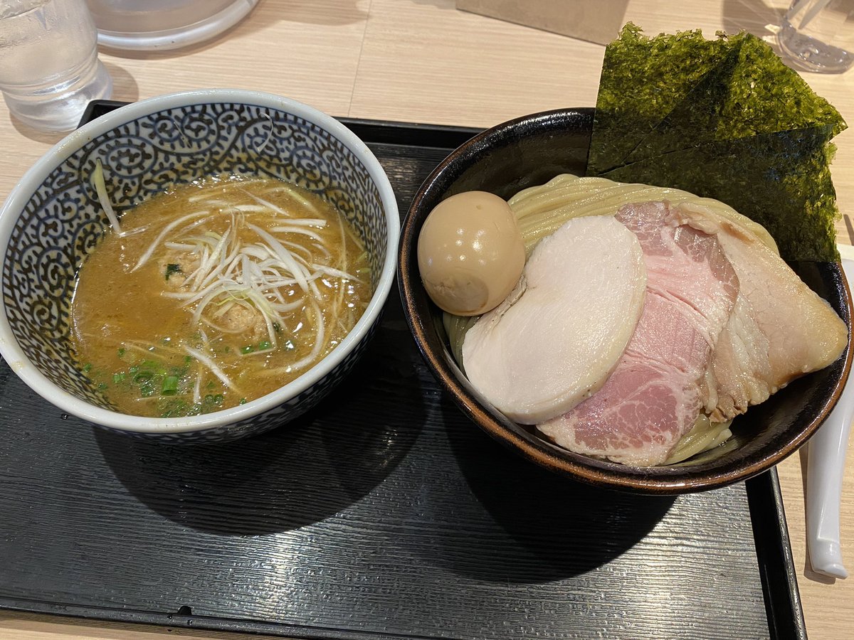 One_1_1_syacho's tweet photo. 7年位 #新小岩 に住んでて、すぐ近くだったにもかかわらず、いつも並んでてあんまり食べられなかった #麺屋一燈 へ合間で行ってきました!整理券配布に変わっててビックリ!
本当10年以上ぶりだと思いますが、やっぱり美味しかった。
しっかりお土産(#テイクアウト)も買って帰ります!
#menyaitto https://t.co/Bhdrq7s83i