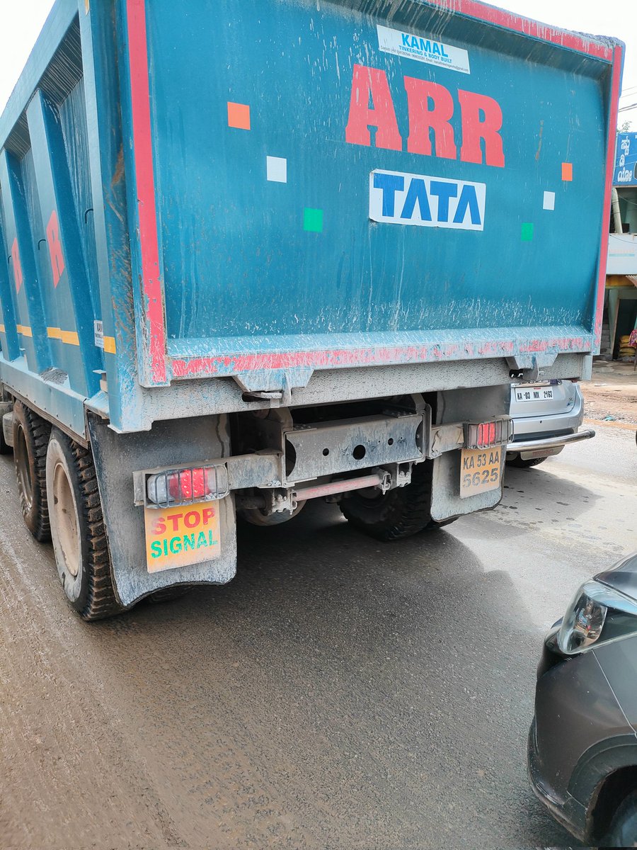IngitChopra's tweet photo. @wftrps @BangaloreMirror @AddlCPTraffic1 @blrcitytraffic 
First complaint was raised on 4 Aug 2022 and still situation is same. HTV are on the Varthur to Sarjapur road during peak hrs even through they are not allowed. What is the responsibility of area officer? https://t.co/BjPEAHpHGB